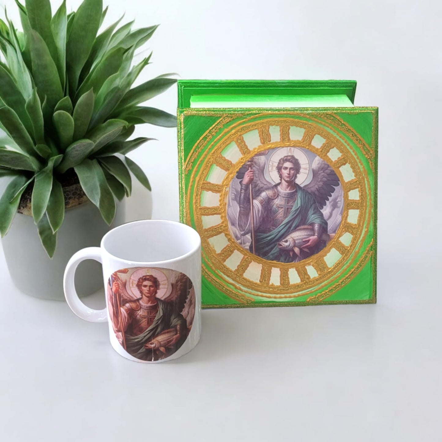 Caja de madera con taza